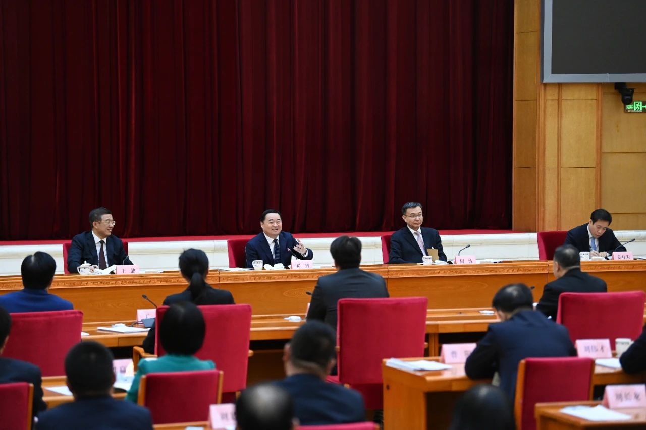 郝鹏参加省政协十三届三次会议界别联组会 周波主持会议